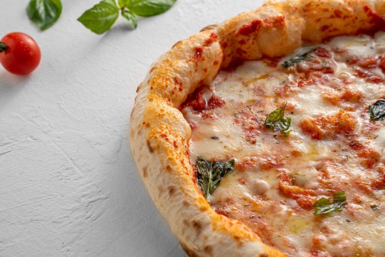 Officers Club & Hotel Abu Dhabi Exterior foto A pizza with a deep-dish crust