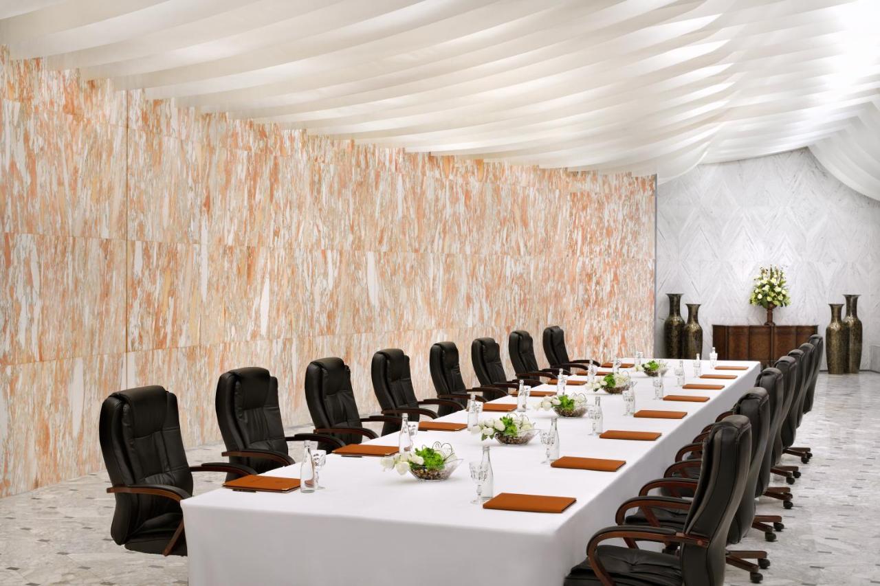Officers Club & Hotel Abu Dhabi Exterior foto A meeting room