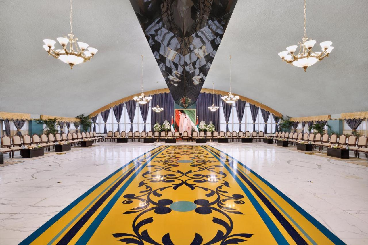 Officers Club & Hotel Abu Dhabi Exterior foto The interior of the conference hall