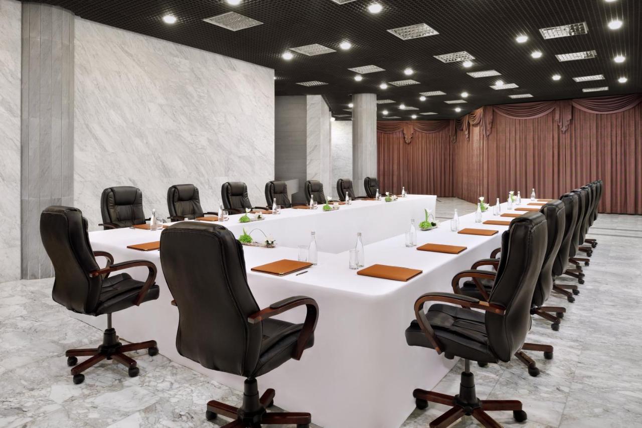 Officers Club & Hotel Abu Dhabi Exterior foto Boardroom