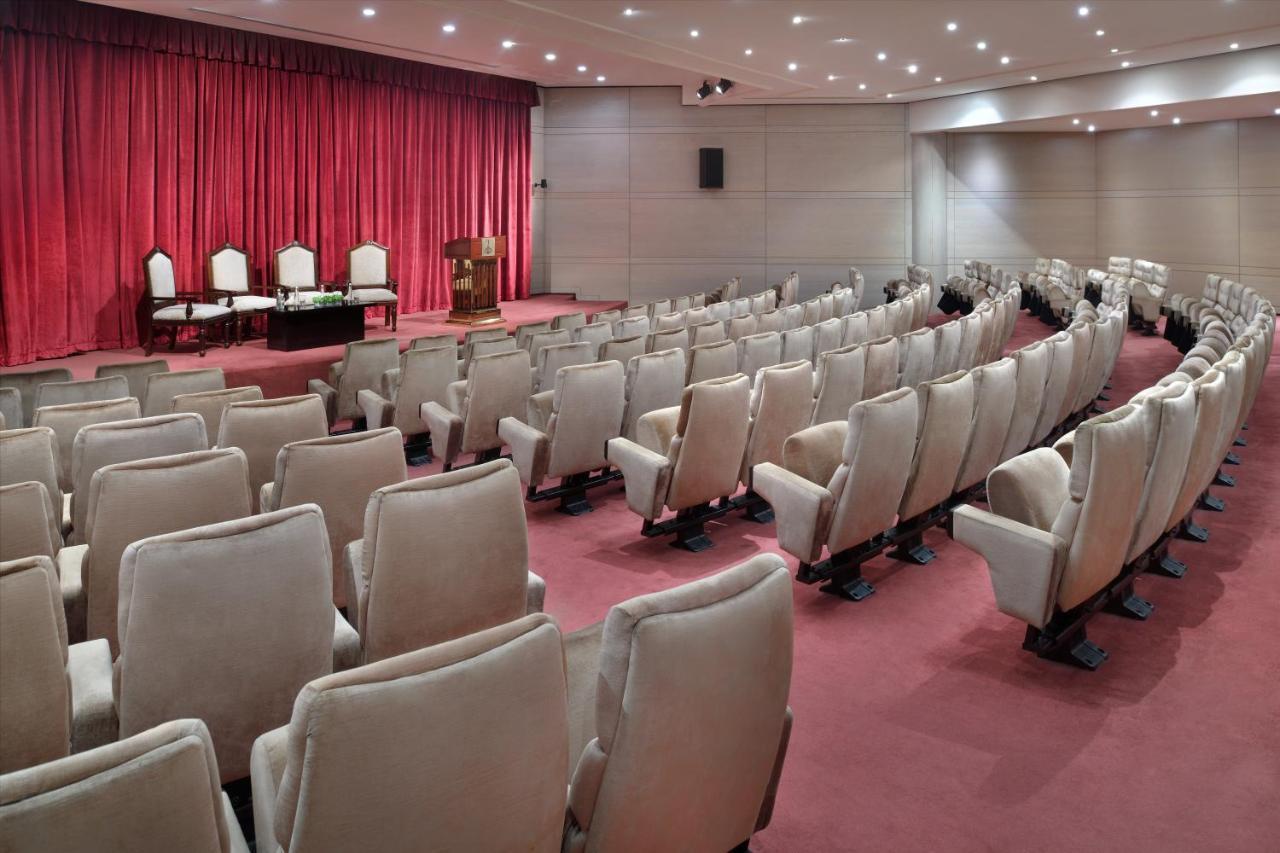 Officers Club & Hotel Abu Dhabi Exterior foto The main auditorium