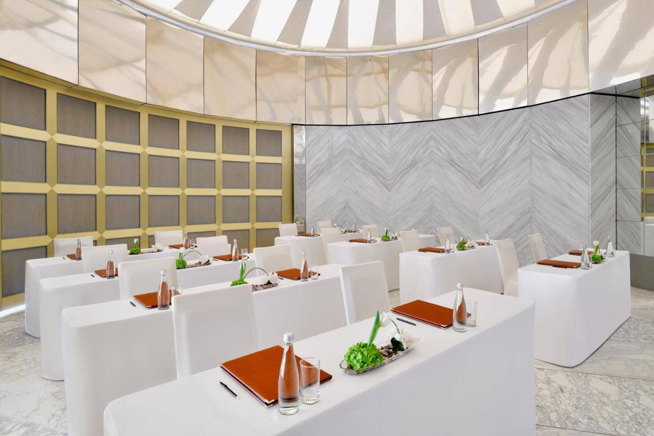 Officers Club & Hotel Abu Dhabi Exterior foto The meeting room