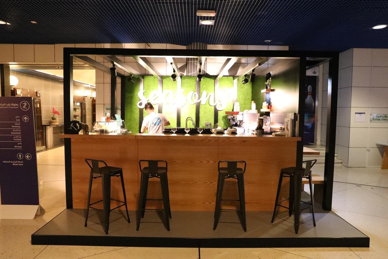 Officers Club & Hotel Abu Dhabi Exterior foto Open kitchen at the restaurant
